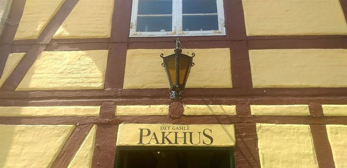 Det gamle Pakhus i Nysted, Adelgade 40.  Hele gaden emmer af gammel købstad.