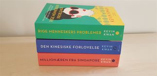 Kevin Kwans Crazy rich asian trilogi: 1) Milionæren fra Singapore 2) Den kinesiske forlovelse 3) Rige menneskers problemer.